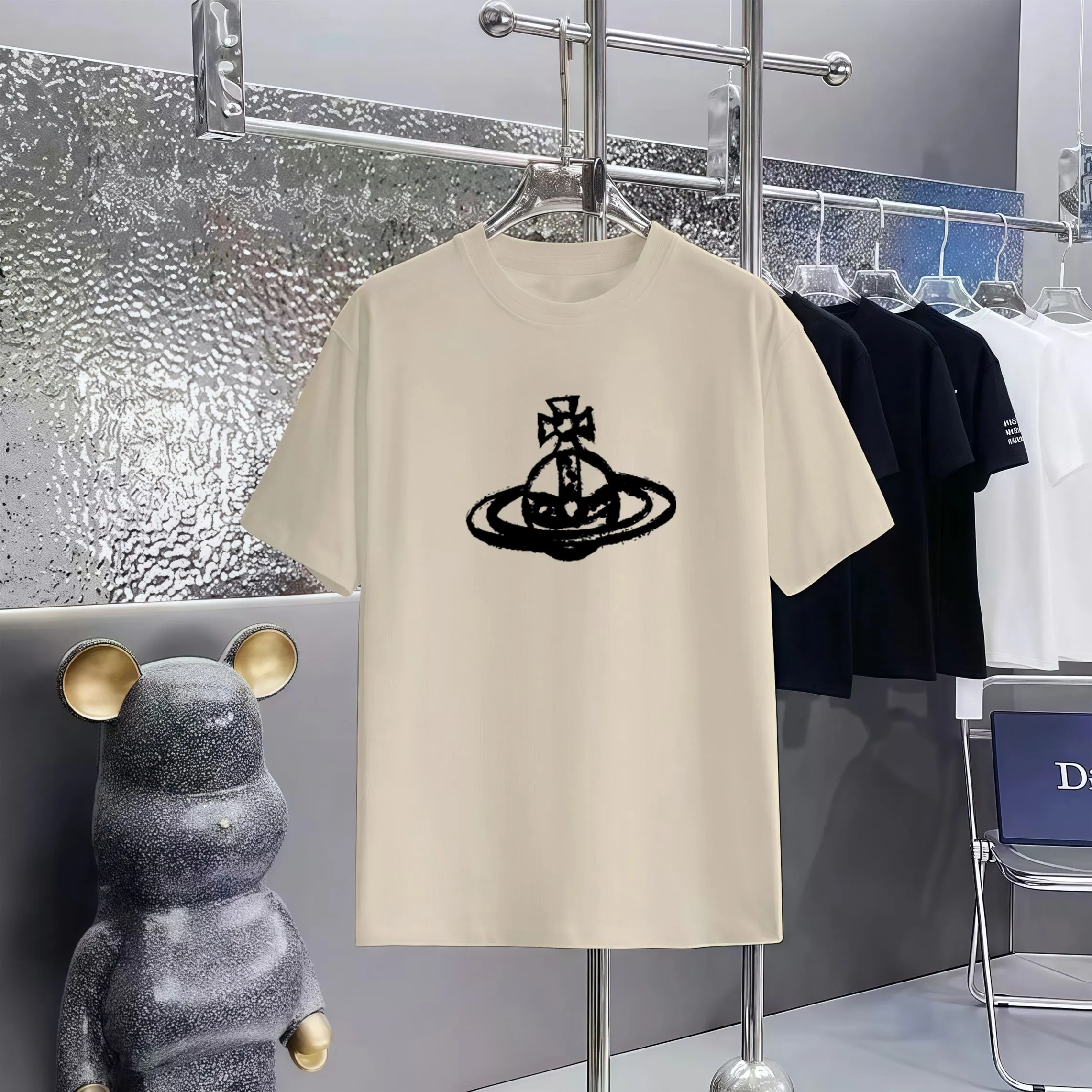 80 Vivienne Westwood Queen Mother printed round neck short-sleeved T-shirt, 1:1 paired fabric, high gram terry weight, 100% pure cotton, pre-shrunk 1×1 double yarn, which will not deform for a lifetime after washing. Same Style for men and women, official website details, letter logo printing, complete three labels, moisture-proof paper, different market currency, feel free to compare, OXS version, maximum wearable, no pressure, comfortable and stylish upper body Color: Black, White, Apricot, Red, Ash Size: XS-L